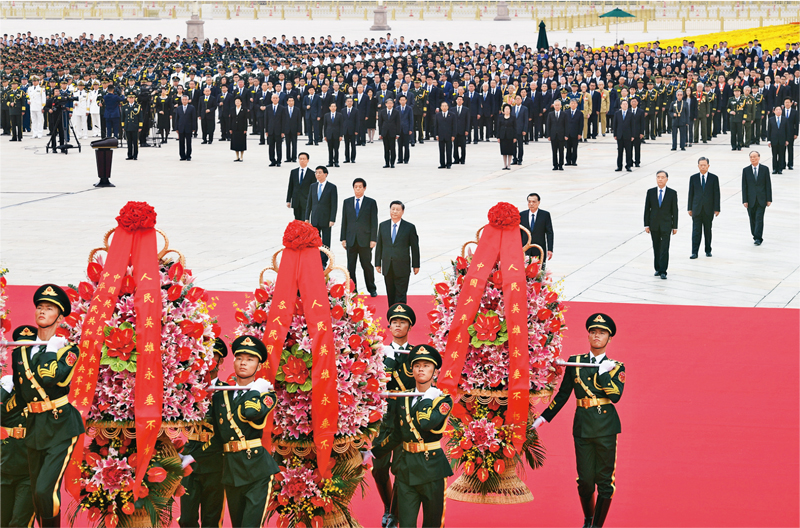 2021年9月30日上午，黨和國家領(lǐng)導(dǎo)人習(xí)近平、李克強(qiáng)、栗戰(zhàn)書、汪洋、王滬寧、趙樂際、韓正、王岐山等來到北京天安門廣場(chǎng)，出席烈士紀(jì)念日向人民英雄敬獻(xiàn)花籃儀式。 新華社記者 張領(lǐng)/攝