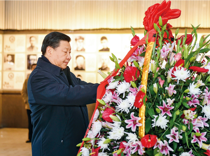 2016年2月1日至3日，中共中央總書記、國家主席、中央軍委主席習(xí)近平來到江西，看望慰問廣大干部群眾和駐贛部隊(duì)。這是2月2日，習(xí)近平在井岡山革命烈士陵園向革命烈士敬獻(xiàn)花籃。 新華社記者 謝環(huán)馳/攝