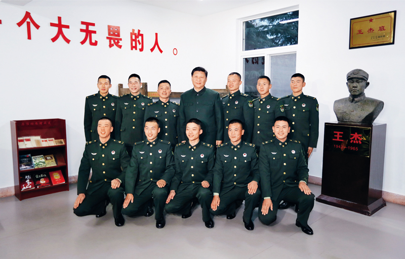 2017年12月13日，中共中央總書記、國家主席、中央軍委主席習(xí)近平到第71集團(tuán)軍視察。這是習(xí)近平同“王杰班”戰(zhàn)士合影。 新華社記者 李剛/攝