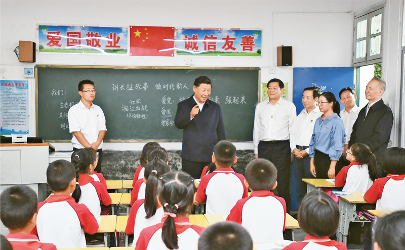 2020年9月16日至18日，中共中央總書記、國家主席、中央軍委主席習(xí)近平在湖南考察。這是16日下午，習(xí)近平在郴州市汝城縣文明瑤族鄉(xiāng)第一片小學(xué)，同正在上思政課的同學(xué)們親切交流。 新華社記者 謝環(huán)馳/攝