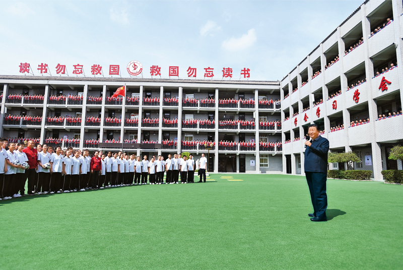 2021年9月13日至14日，中共中央總書記、國家主席、中央軍委主席習(xí)近平在陜西省榆林市考察。這是14日上午，習(xí)近平在綏德實(shí)驗(yàn)中學(xué)考察時(shí)，同師生親切交流。 新華社記者 謝環(huán)馳/攝
